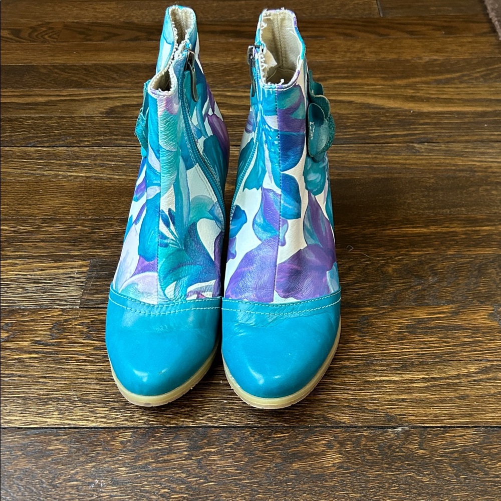 L’artiste Vibrant Floral Leather Ankle Boots. Size 40